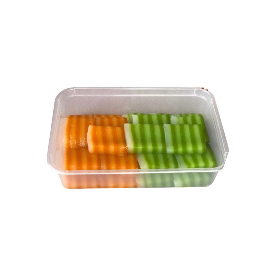 KAEW Khanom Chan Thailändischer Schichtkuchen Pandan & Thai-Tee gemischt (ขนมชั้นรวมรส ใบเตย / ชาไทย แก้ว) 350g - Ohayo Asia Shop
