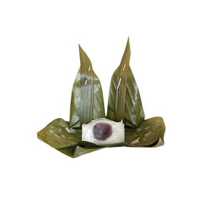 Gedämpfter Klebreisteig mit Kokosfüllung in Bananenblättern (ขนมใส่ไส้) 300g