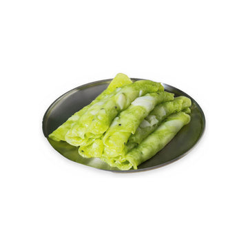 KAEW Thong Muan Frische Kokosröllchen mit junger Kokosnuss im Glas (ทองม้วนสดมะพร้าวอ่อน แก้ว) 300g – grüne gerollte Kokosröllchen auf einem Edelstahlteller - Ohayo Asia Shop
